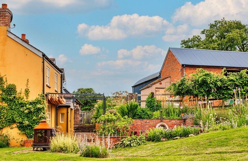 Monmouth House | Stunning villa for 8 guests with hot tub, WIFI, terrace and pets allowed