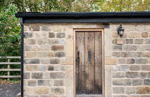 Cragg Vale House | Stunning villa for 6 people with WIFI, TV, balcony, pets allowed and parking