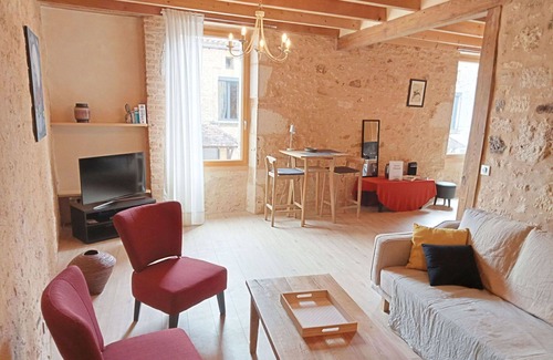 Lacapelle-Biron Villa | Stunning villa for 4 guests with WIFI, A/C, TV and patio