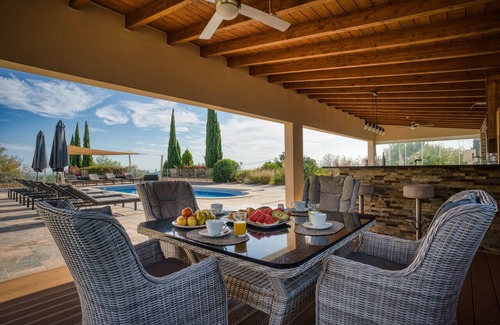 Loule Villa | Stunning villa, heated pool, pool bar, sea views