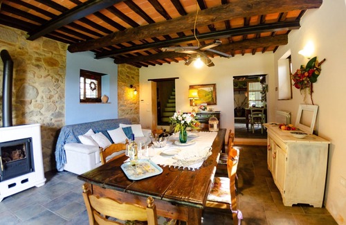 Massa e Cozzile Villa | Stunning villa for 5 guests with WIFI, private pool, TV, veranda and pets allowed