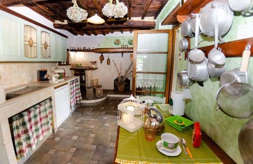 Massa e Cozzile Villa | Stunning villa for 5 guests with WIFI, private pool, TV, veranda and pets allowed