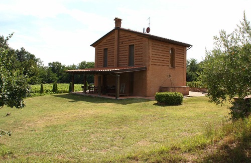 Montecarlo Villa | Stunning villa with private pool, WIFI, TV, patio, pets allowed and panoramic view, close to Lu.