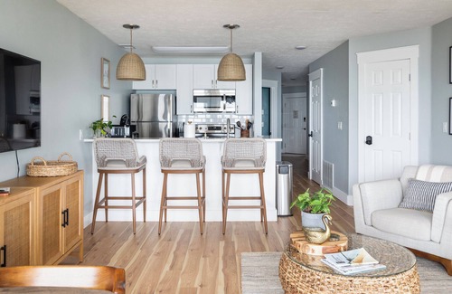 Traverse City Condo | Stunning Waterfront, Updated TC Condo with Pool!