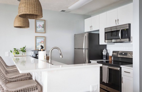 Traverse City Condo | Stunning Waterfront, Updated TC Condo with Pool!