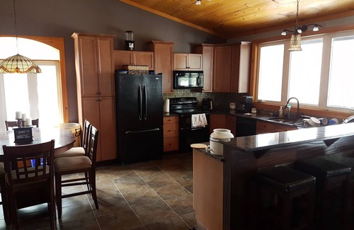 Frontenac Cottage | Stunning Waterfront Cottage 30 Mins. From Kingston Perfect for Multiple Families