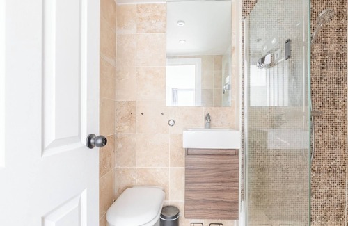 Larkhall Apartment | Stunningly Spacious 4BD Home, Clapham North