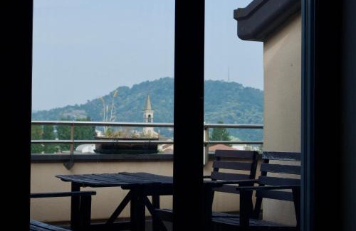 Como Apartment | Stupenda mansarda con balcone