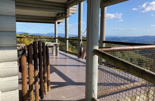 Molares Cabin | Sturdy solid wood cottage with panoramic mountain views