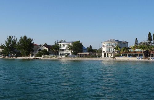 Holmes Beach Apartment | Style of the Isle within walking distance to the beach