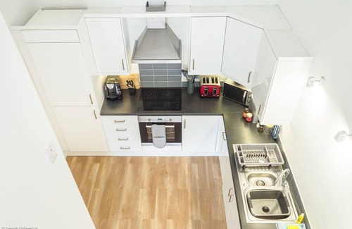Falmouth Cottage | Stylish 1 bed property with shared pool/hot tub nr Falmouth/Helford River