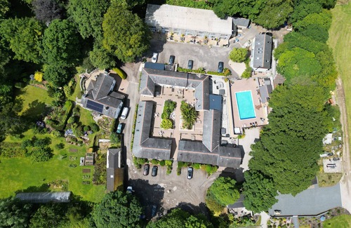 Falmouth Cottage | Stylish 1 bed property with shared pool/hot tub nr Falmouth/Helford River