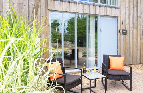 Falmouth Cottage | Stylish 1 bed property with shared pool/hot tub nr Falmouth/Helford River
