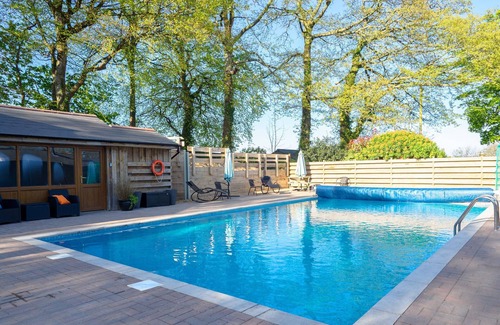 Falmouth Cottage | Stylish 1 bed property with shared pool/hot tub nr Falmouth/Helford River