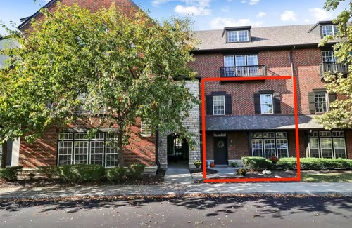 Dublin House | Stylish 1-bedroom Townhome with Washer-Dryer/Parking/30-day+ /Gym/Pool