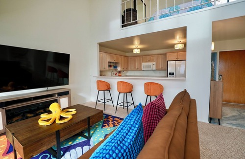 South Redondo Condo | Stylish 1-Bedroom Loft by the Ocean