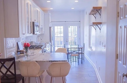 Downtown Baltimore House | Stylish 1bed/1 bath in townhouse in Baltimore city close to Johns Hopkins & UMMC