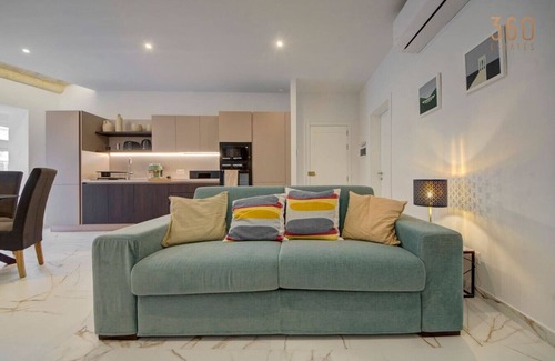 Attard Apartment | Stylish 1BR Apt with sofabed & backyard, Attard