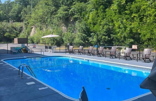 Branson Theater District Condo | Stylish 1BR Getaway with Pool – Oak Ridge Branson