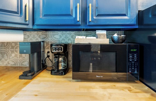 Sheridan Apartment | Stylish 1Br Near Main St | The Troubadour Suite