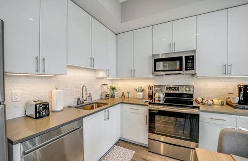 Hackensack Apartment | Stylish 1br Unit. Parking. Easy Ride to NYC