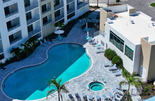 Central Sarasota Condo | Stylish 2/2 Condo Pool View w/2 terraces 4th Floor