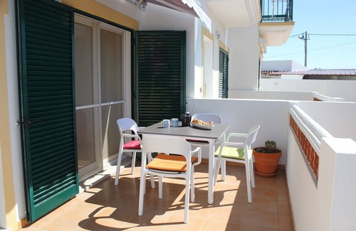 Vila Real Santo Antonio House | Stylish 2 bed house with private patio and shared swimming pool