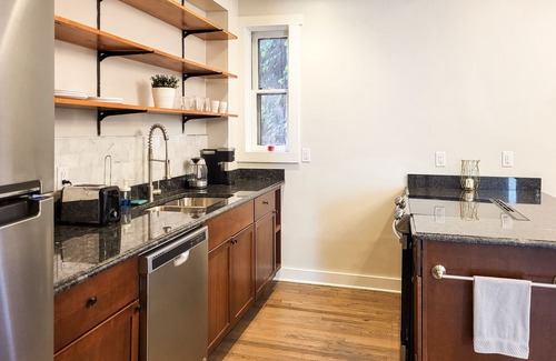 Downtown Apartment | Stylish 2-bed 1-bath right by Wooster Square - Parking and laundry room included