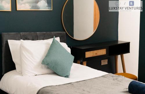 Leicester Apartment | Stylish 2 Bed 2 Bath Apartment - Sleeps 5 - 3 Mins to St Margarets Station & Highcross - Free Parking