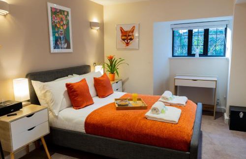 Peterborough Apartment | Stylish 2 Bed Apartment, Stunning City Centre Location, with FREE Secure, Gated Parking On-Site & Private WiFi, with Private Entrance & Courtyard Garden & Highly Rated