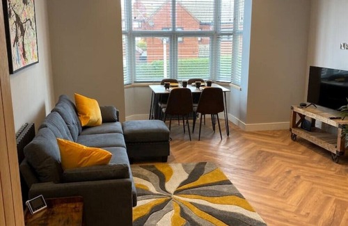Sheringham Apartment | Stylish 2 Bed Apt, 2 Minute Walk From The Beach.