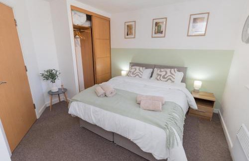 Wolverhampton Apartment | Stylish 2-Bed, City Centre Gem, Walk to Station, Grand Theatre & Hospital
