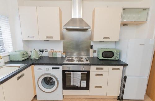 Wolverhampton Apartment | Stylish 2-Bed, City Centre Gem, Walk to Station, Grand Theatre & Hospital
