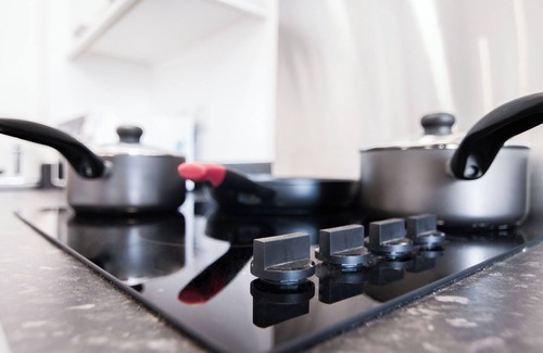 Norwich House | Stylish 2-bed flat in central Norwich with original artwork by a local artist. Bright, spacious, and fully equipped with two bathrooms.