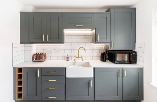 Warwick Apartment | Stylish 2 Bed Flat in Warwick with Private Parking