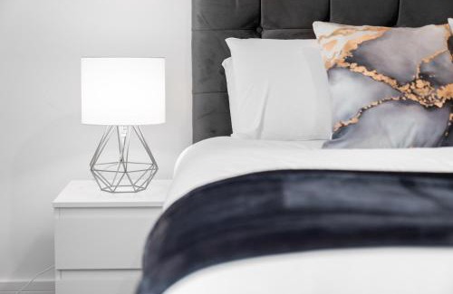 Smethwick Apartment | Stylish 2 Bedroom Apartment - Gated Parking & Balcony - Top Rated - 8MC