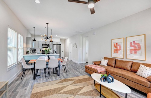 Greater Heights Apartment | Stylish 2-Bedroom Apartment with AC, Fast WiFi, & Pool near Downtown Houston.