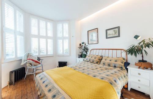 North Finchley Apartment | Stylish 2 Bedroom Flat with a Private Sauna