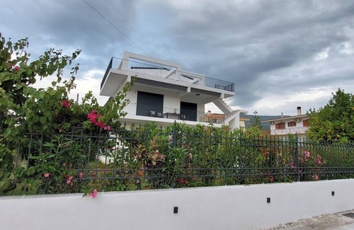 Katakali Cottage | Stylish 2-bedroom apartment. Ideal for a family of 4 or 5; or for two couples.