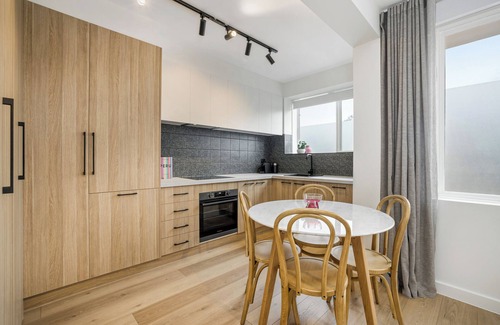 Prahran Apartment | Stylish 2- Bedroom Unit near parks, shopping and dining