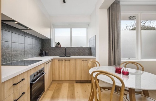 Prahran Apartment | Stylish 2- Bedroom Unit near parks, shopping and dining