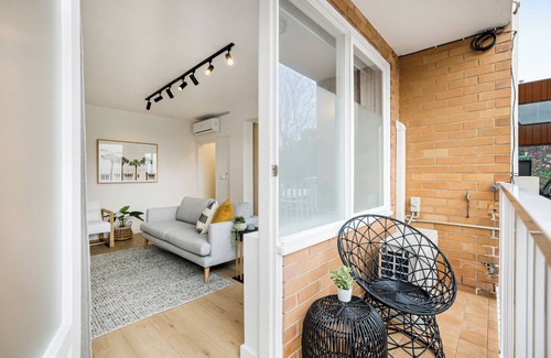 Prahran Apartment | Stylish 2- Bedroom Unit near parks, shopping and dining