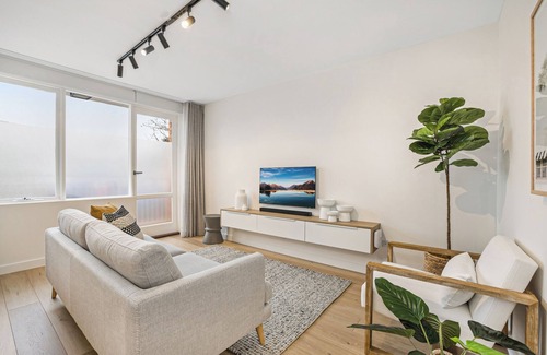 Prahran Apartment | Stylish 2- Bedroom Unit near parks, shopping and dining