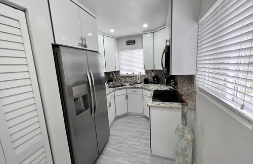 Flagami Apartment | Stylish 2 Bedrooms Apartment by Miami Airport