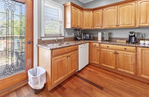 Holy Cross House | Stylish 2-Story Retreat w Balcony & Parking