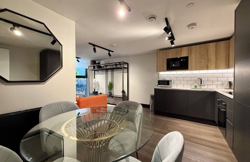 Riverside Condo | Stylish 2b2b at Tower Bridge w/Balcony View