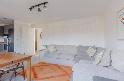 St. Dunstan's Apartment | Stylish 2BD Flat in Historic Neighbourhood, London
