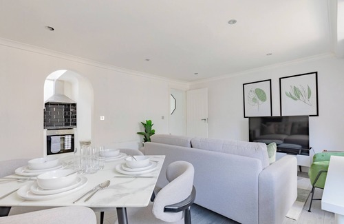 Campden Apartment | Stylish 2BD Flat in the Heart of Kensington