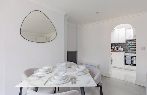 Campden Apartment | Stylish 2BD Flat in the Heart of Kensington