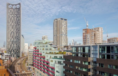 Walworth Condo | Stylish 2BD Flat with Balcony and City Views